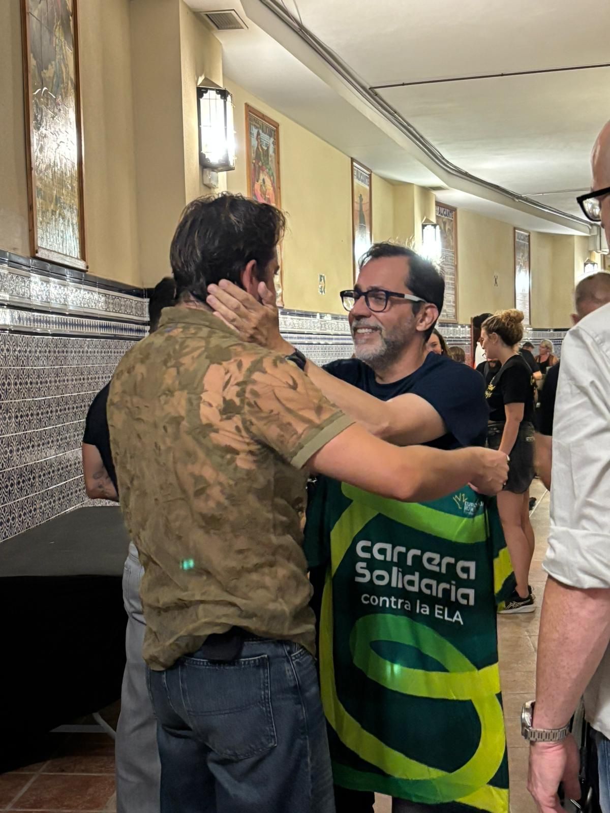 Manuel Carrasco cumple el sueño de Juan y yolanda en su concierto en Alicante