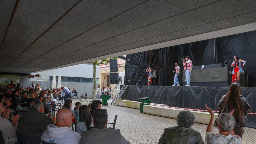 El grupo Mar D'Arousa inicia la gira de su décimo aniversario con un concierto en A Illa dedicado a las madres