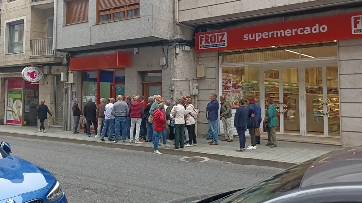 Cola en la agencia de Halcón Viajes en Xinzo de Limia