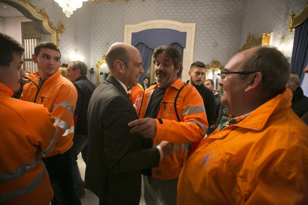 Los trabajadores del Puerto de Alicante interrumpen el pleno