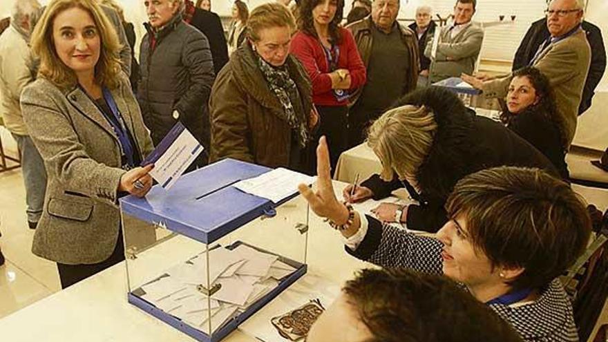 María José Pino, ayer, durante la votación para elegir la presidencia del PP de Nigrán.  // José Lores