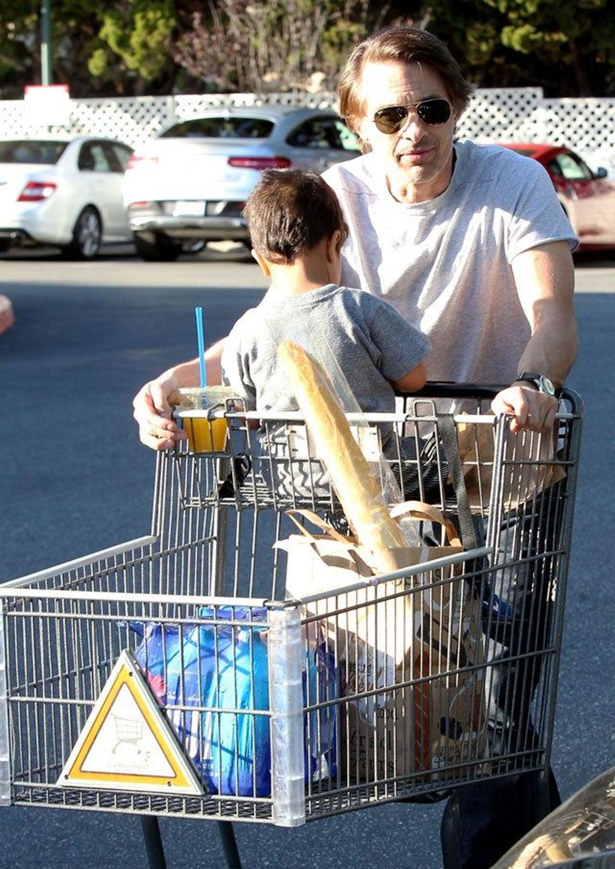 Olivier Martinez se va con su hijo Maceo a hacer la compra en Hollywood.