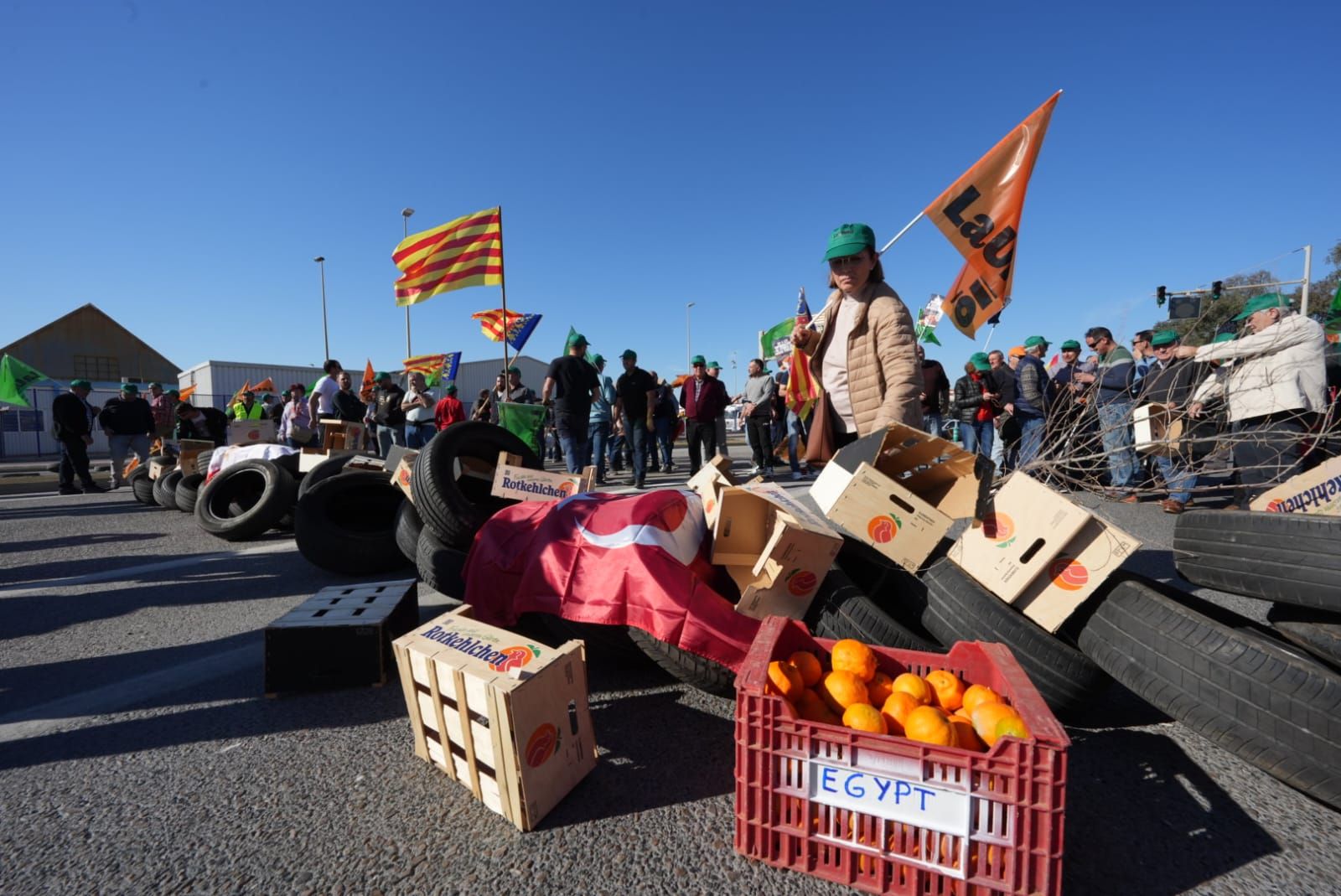 Galería de imágenes: Los agricultores cortan el acceso al puerto de Castellón
