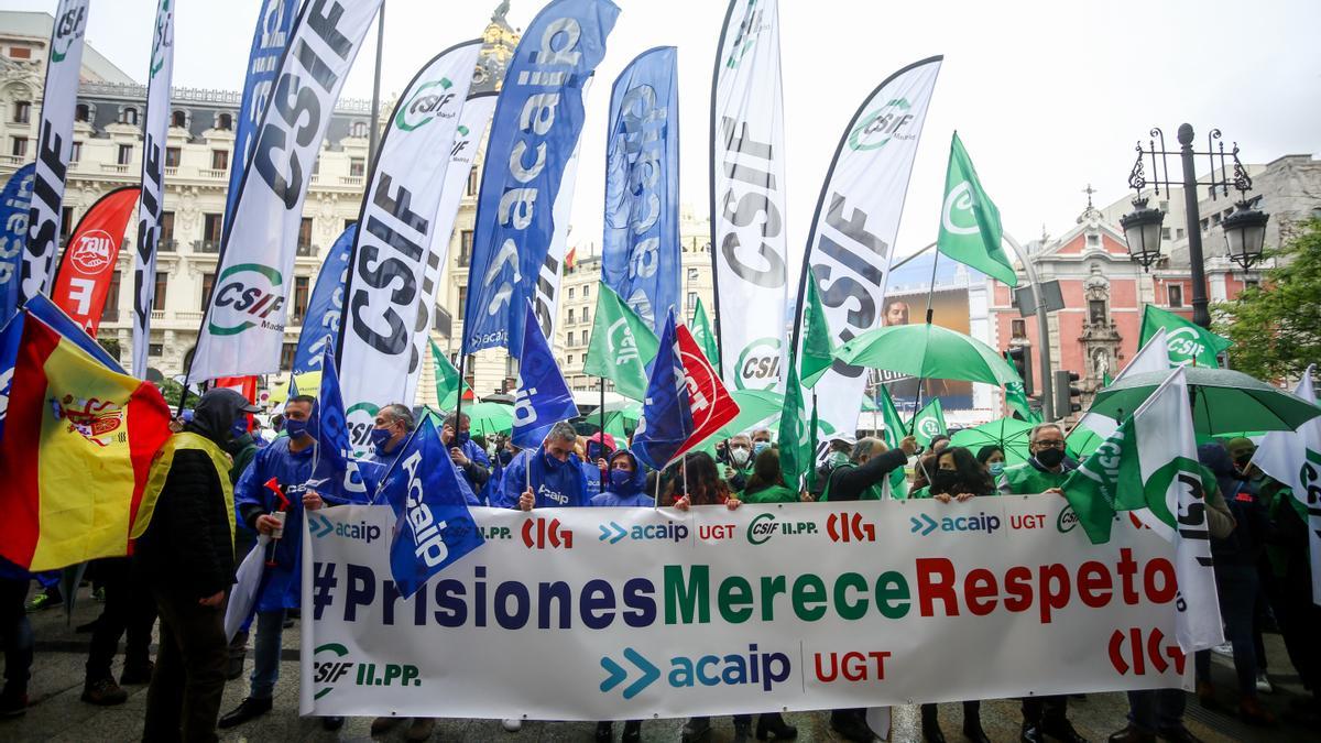 Varios funcionarios de prisiones con una pancarta en la que se lee: "Prisiones merece respeto" durante una concentración ante la Secretaría General de Instituciones Penitenciarias, a 22 de abril de 2021, en Madrid (España). Varios sindicatos, entre ellos,