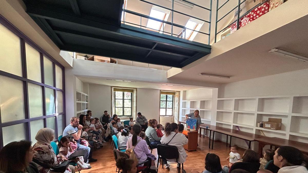 Sesión de cuentacuentos en la biblioteca.