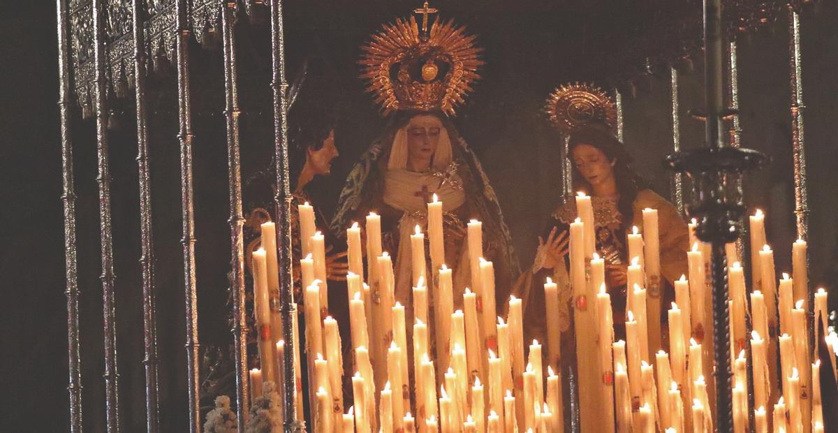 Santa María Magdalena figura en el paso de duelo de la Hermandad del Santo Sepulcro.