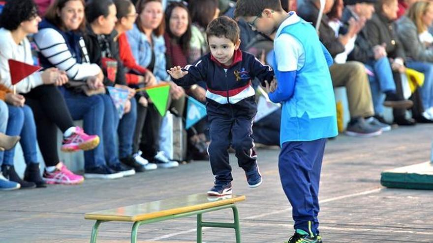 Carrera solidaria en beneficio de los niños con cáncer por parte del CEIP Esteban Navarro Sánchez