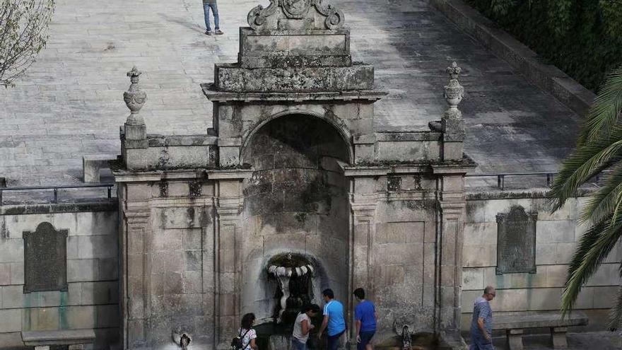 Vista de la fuente de As Burgas donde se observanlos efectos de la humedad en la piedra. // Jesús Regal