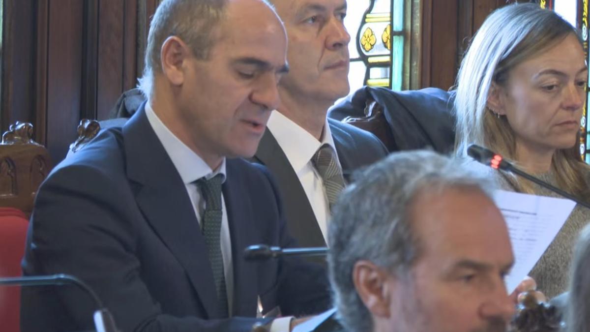 Íñigo Cabal, a la izquierda, durante su intervención.