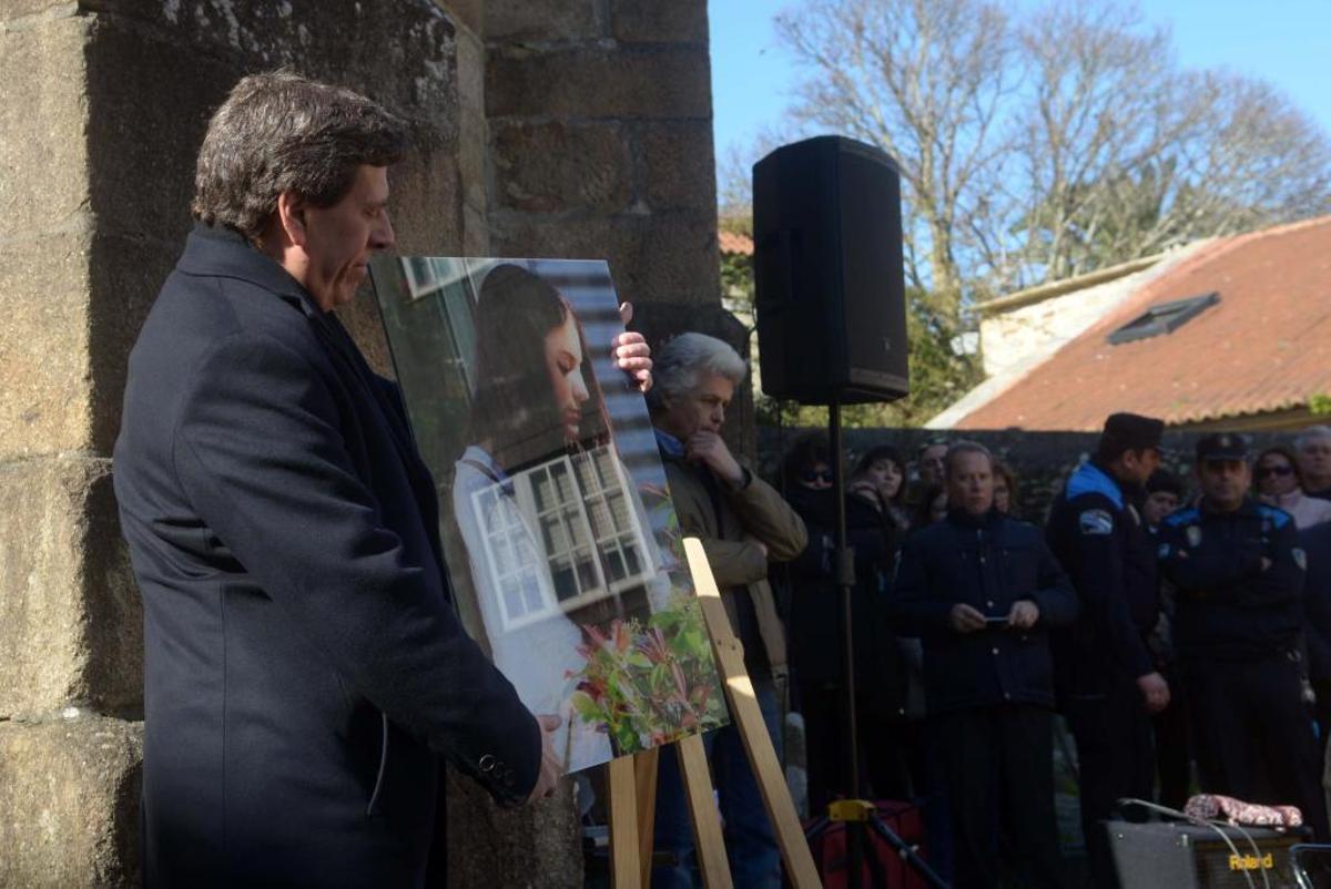 Juan Carlos Quer, junto a una foto de Diana, en un acto celebrado en su memoria en A Pobra en 2018.
