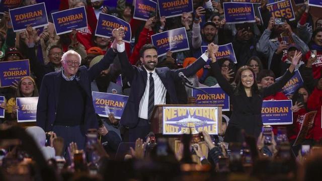 Zohran Mamdani (al mig), acompanyat per Bernie Sanders i Alexandria Ocasio-Cortez, a la campanya per a les eleccions de Nova York, el 2025.El senador Bernie Sanders i la congressita Alexandria Ocasio-Cortez en un míting en recolzament a l’actual alcalde de Nova York, Zohran Mamdani, quan estava en campanya per al consistori de Nova York | SARAH YENESEL / EFE