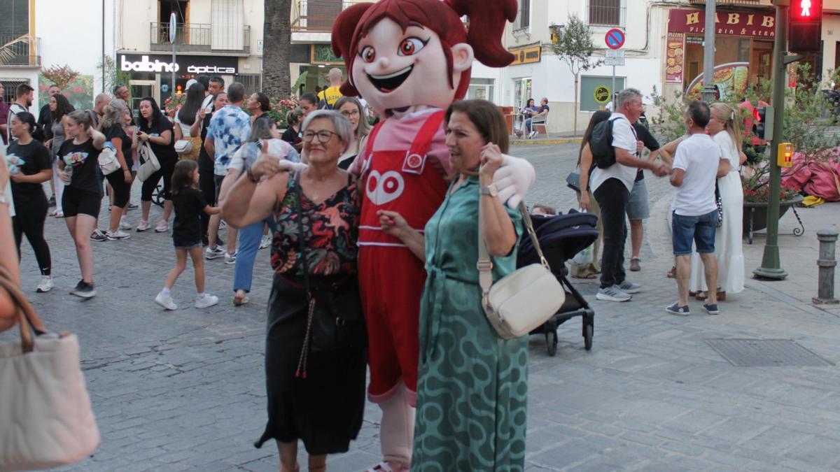 La mascota de ACCA se hace una foto con unas vecinas en la pasada edición de la Noche Abierta.