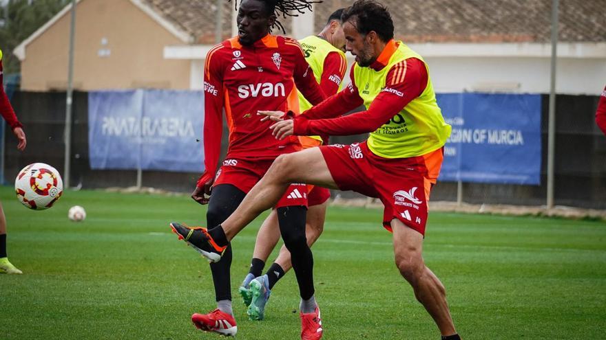 El Real Murcia, obligado a una medular casi inaudita para no ceder más terreno