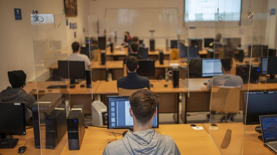 Alumnos del campus, en un aula de la Escuela Superior de Ingeniería Informática.