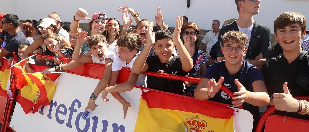 Jóvenes en la llegada de la etapa de la Vuelta a Montilla.