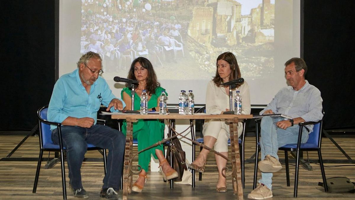 Tras la visita al pueblo viejo se realizó un encuentro con la sociedad civil en el teatro de la localidad. | SERVICIO ESPECIAL