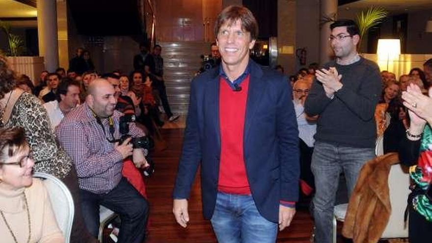 Arriba, un momento de la charla, que fue presentada por Vicente González (dcha). A la izquierda, el público aplaude al diestro a su llegada al Liceo Casino. // R. V.