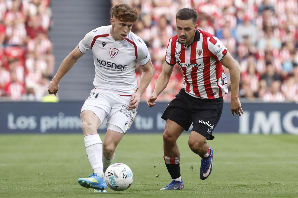 BILBAO (PAÍS VASCO), 21/04/2026.- El defensa del Athletic Andoni Gorosabel y el centrocampista de Osasuna Víctor Muñoz, durante el partido de la jornada 33 de laLiga EA Sports, que el Athletic Club y el CA Osasuna disputan este martes en el estadio de San Mamés en Bilbao (País Vasco). EFE/ Miguel Toña