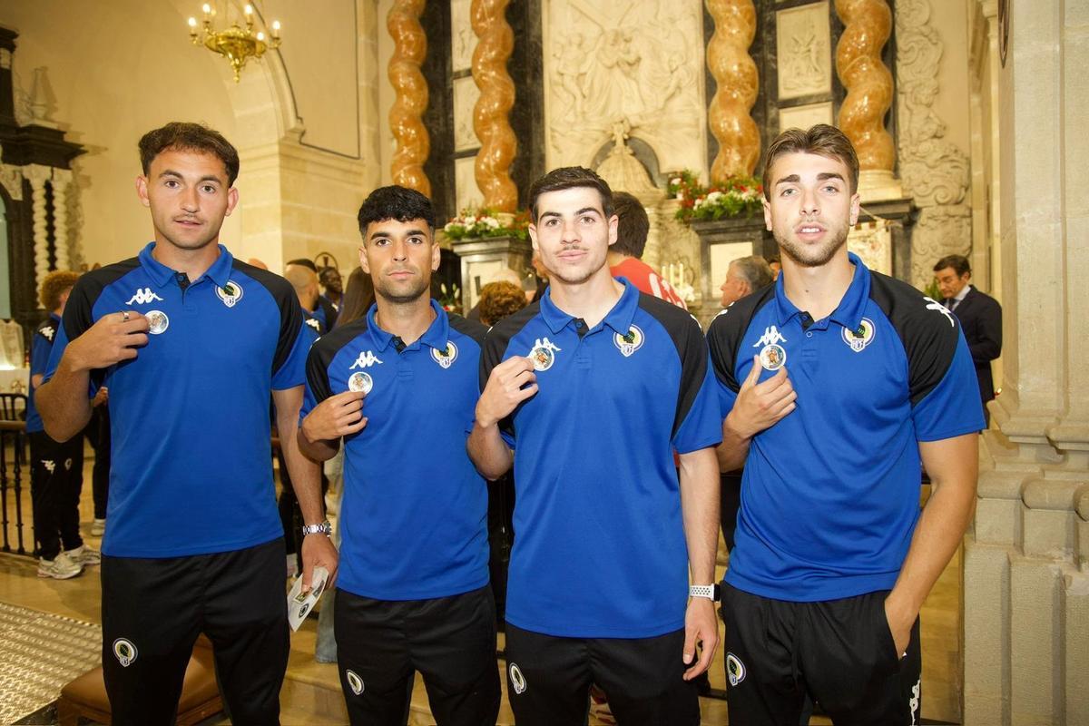 Los alicantinos del Hércules Carlos Mangada, Andy Escudero, Nico Espinosa y Jorge Galvañ, todos con el pin de la Santa Faz que ofrece INFORMACIÓN.
