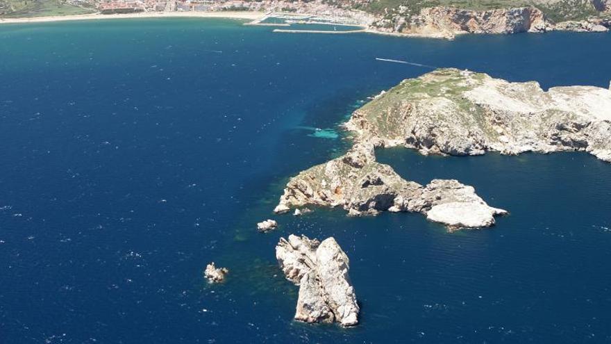 Vista aèria de les illes Medes, amb l&#039;Estartit al fons