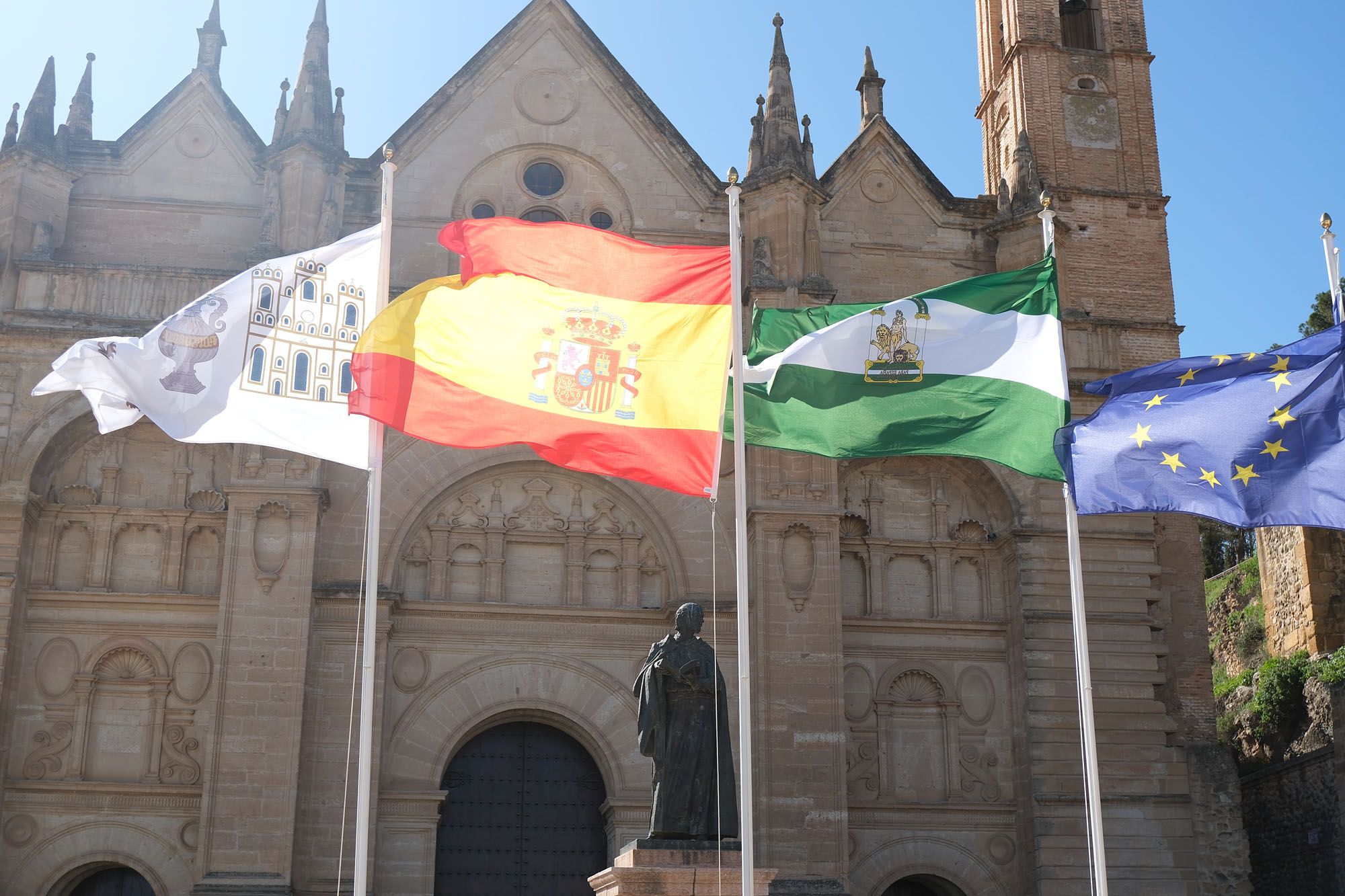 Izado de banderas con motivo del Día de Andalucía en Antequera.