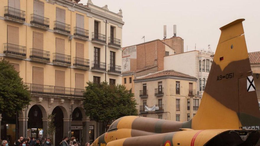 A la izquierda, edificio del piso turístico donde ocurrió la agresión.