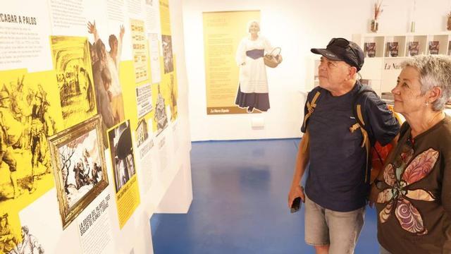 Pilar Abadía y Miguel Ángel Bosque, observando la exposición. | ÁNGEL GONZÁLEZ
