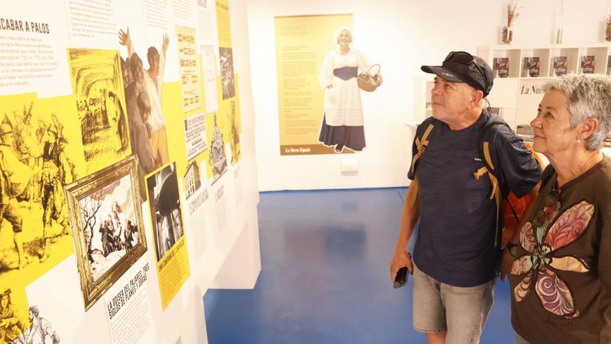La Asturias moderna es "de lo más interesante de conocer", valoran los visitantes del stand de LA NUEVA ESPAÑA
