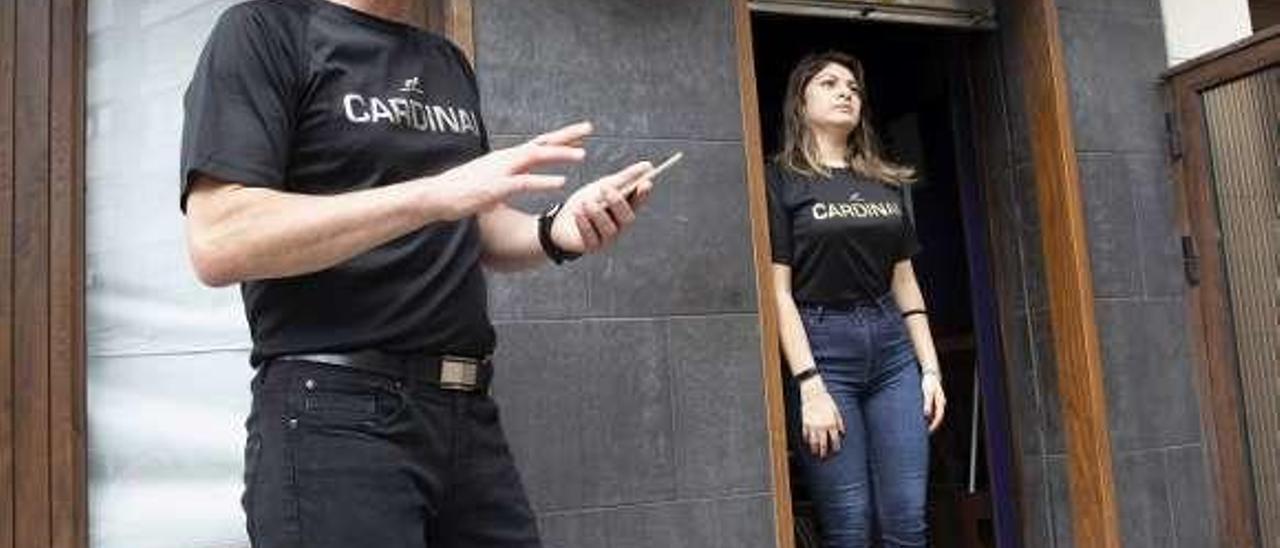 Fernando Fernández y Katy Ortiz, ayer, a la puerta de su local.