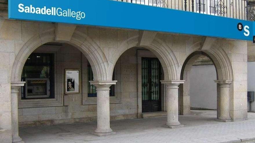 Oficina del Sabadell Gallego en Muros, una de las afectadas por la ampliación del horario. / la opinión