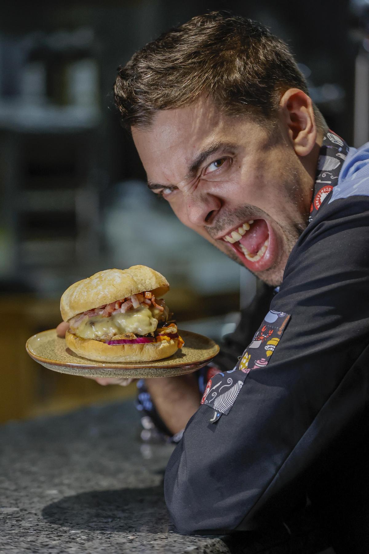 Hamburguesa de Nacho Tello, del bar Europa, para el centenario de El Periódico Extremadura