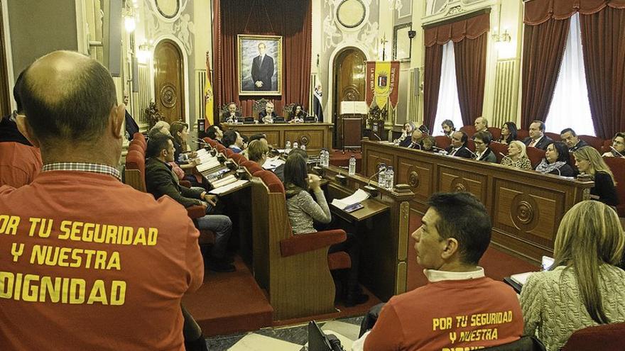 El pleno de Badajoz vota en contra de reducir a 10 los festivos de apertura del comercio