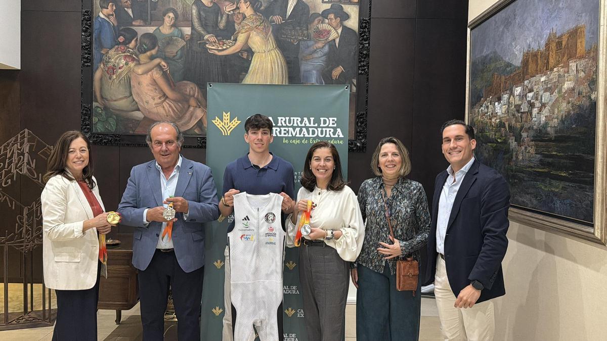 María Navarro, Urbano Caballo, David García, Rocío Morales y los padres del atleta.