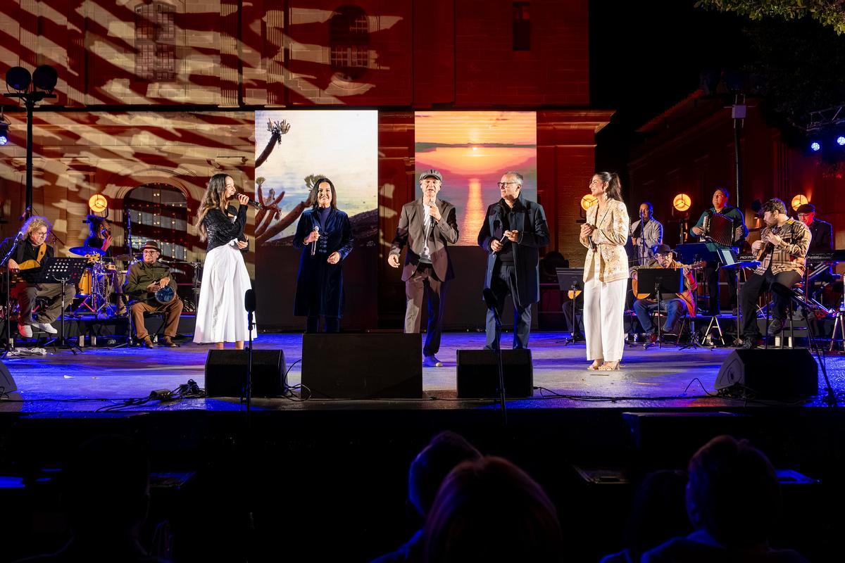 Gáldar convierte la Plaza de Santiago en una gran fiesta canaria