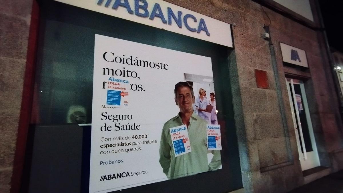 Una sucursal de Abanca en Santiago con carteles informativos de la huelga
