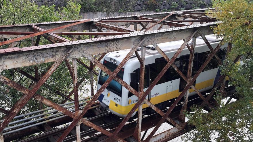 Un tren circulando por el puente de Mieres