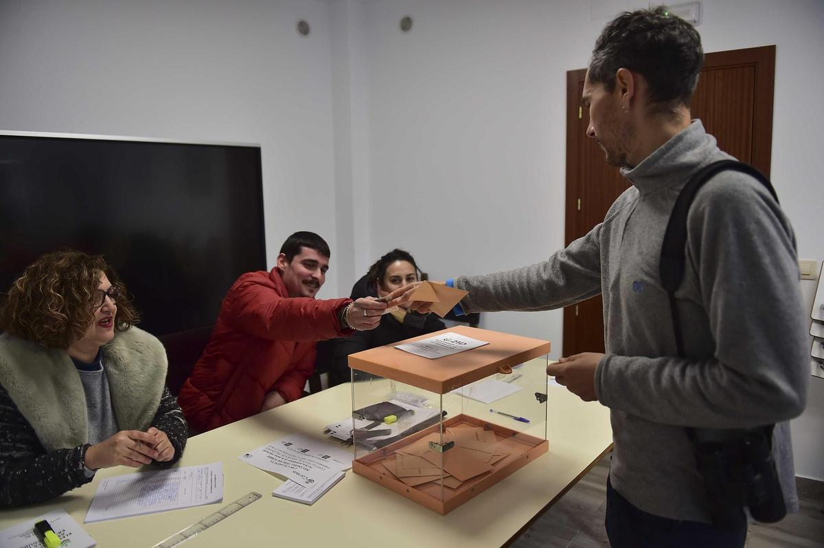 Fotogalería | Elecciones en Extremadura: Así votan este 21D en Jarilla y Villar de Plasencia