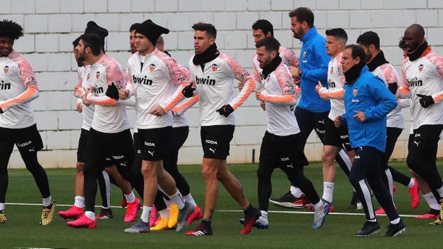 Los jugadores del Valencia CF, entrenando en Paterna.
