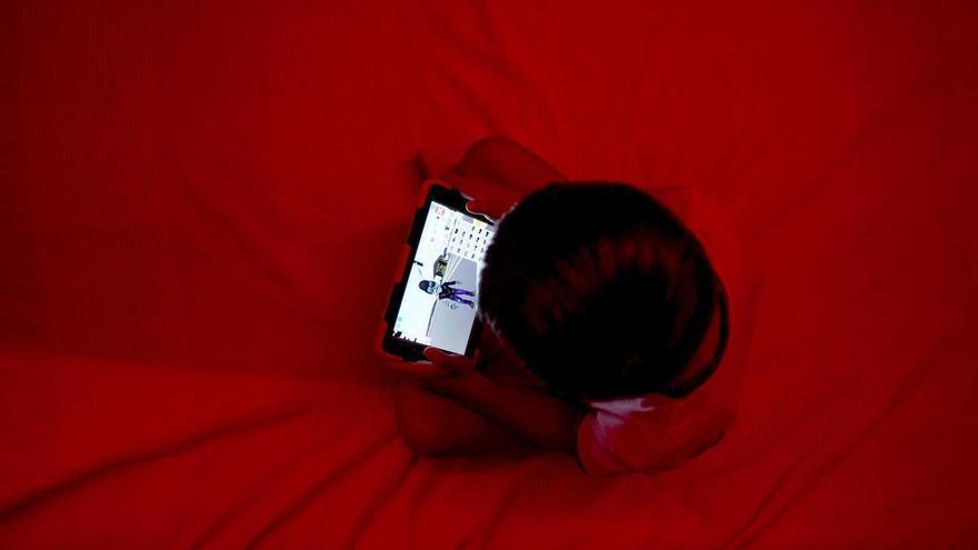 "No es solo una broma": manual para madres y padres contra e