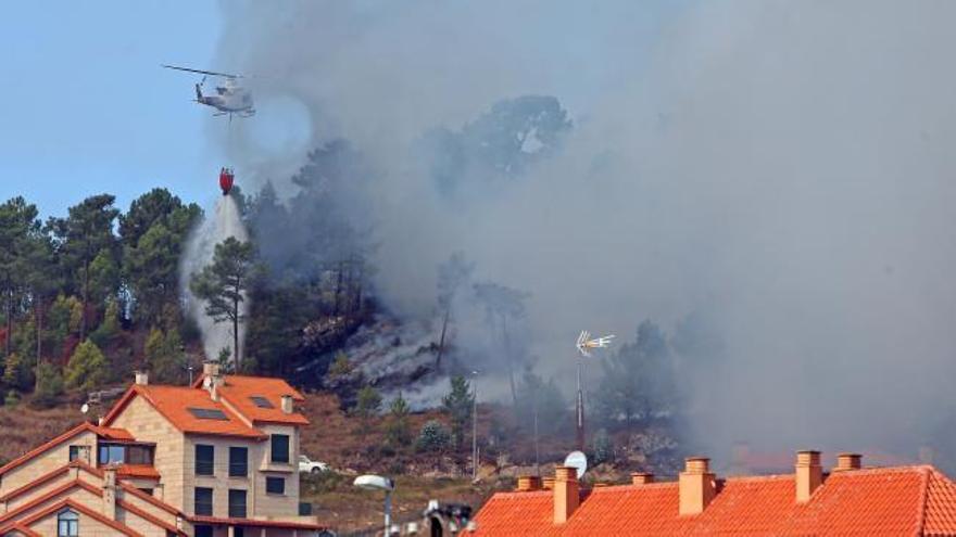 Incendios en Galicia| Declarado un incendio junto a la Virxe da Rocha en Baiona