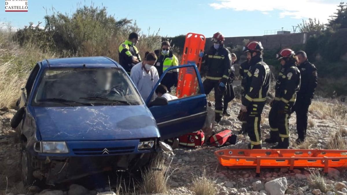 Los servicios de emergencias atendiendo al conductor accidentado en el lecho del barranco Cervera de Benicarló.