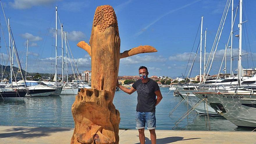 L&#039;artista Miguel Ángel Miguel mostra la gran balena de fusta que ha creat per a aquesta mostra.