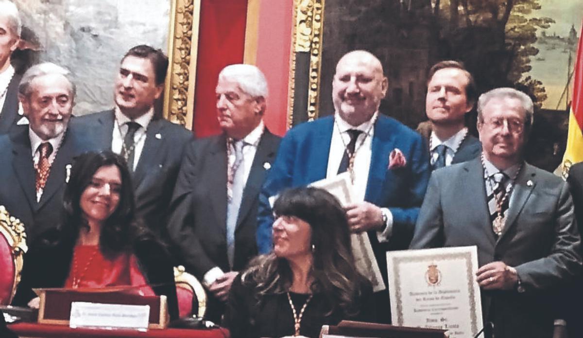 Alfonso Licata, a la derecha, con su reconocimiento.
