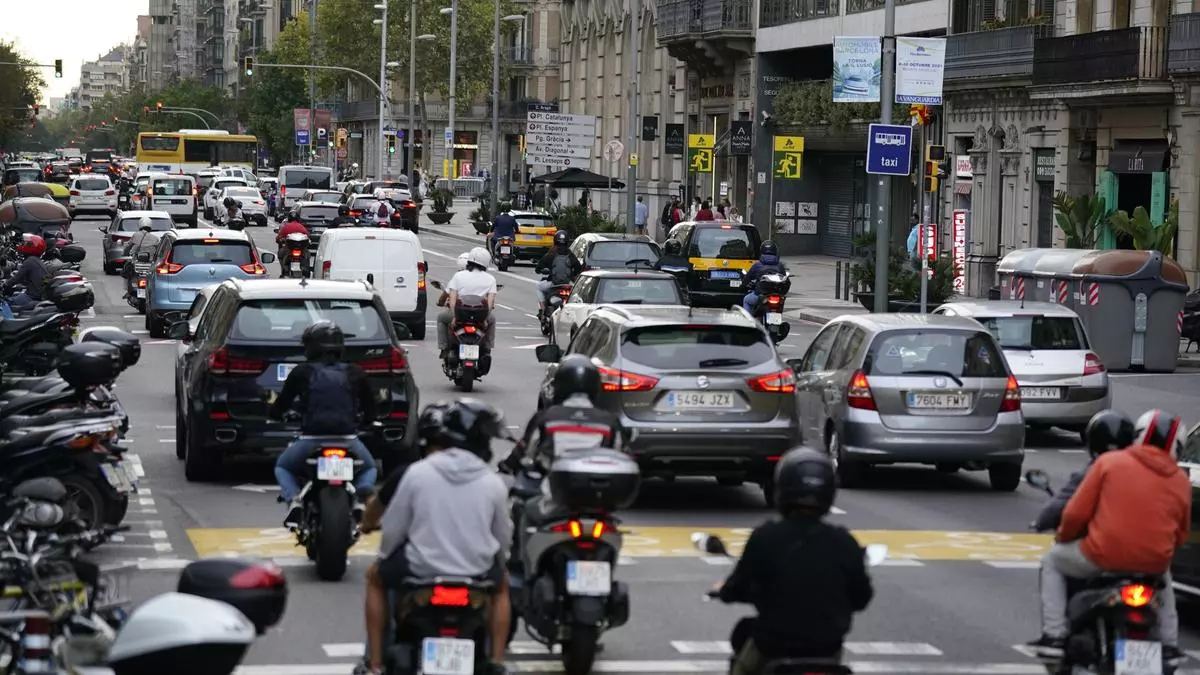 Barcelona pierde coches, gana motos y solo le quedan un 15% de turismos sin etiqueta ambiental