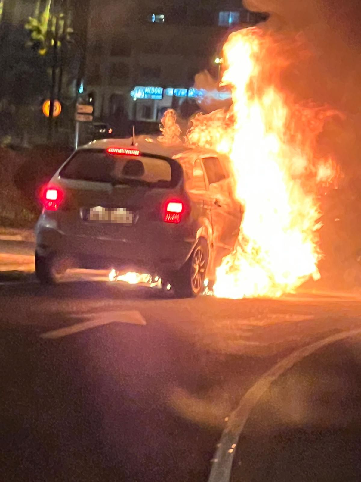 Así quedó el coche que ayer ardió junto a la rotonda de los podencos de Ibiza