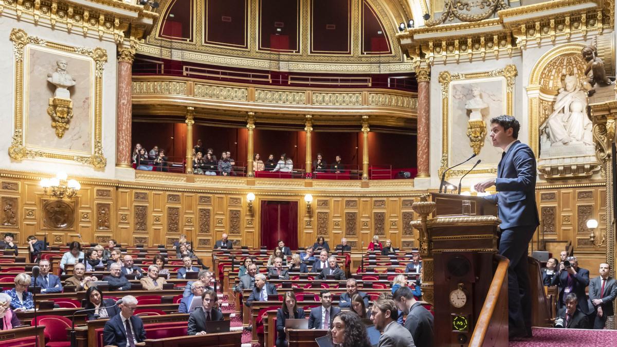 El ministro delegado de Cuentas Públicas de Francia, Gabriel Attal, defiende el proyecto de reforma de pensiones ante el Senado.