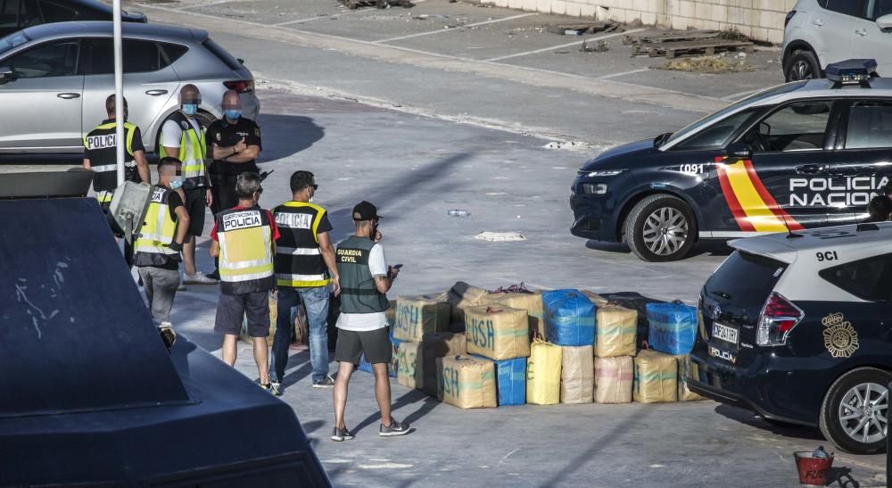 La droga ha sido descargada esta tarde y hay varios detenidos en una operación de la Guardia Civil, Policía Nacional y Vigilancia Aduanera.