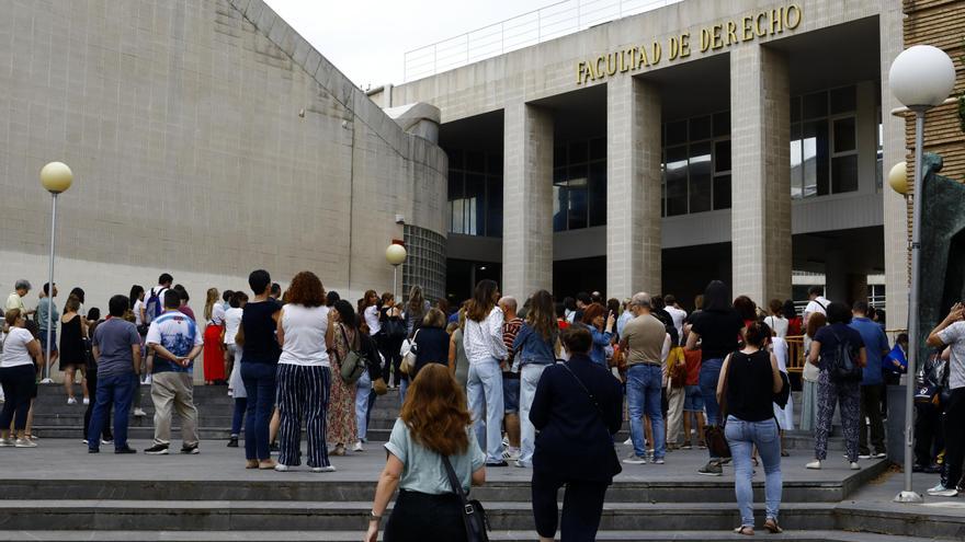 En imágenes | Más de 8.000 aspirantes opositan este domingo para una plaza de auxiliar administrativo en Aragón