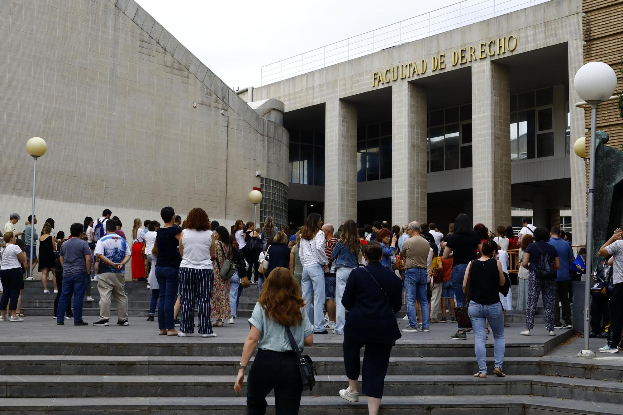 En imágenes | Más de 8.000 aspirantes opositan este domingo para una plaza de auxiliar administrativo en Aragón