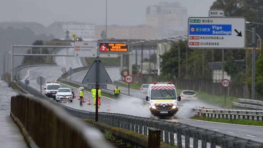 El viernes se produjo un nuevo corte del carril más próximo a la ría en la autovía de Marín. // Gustavo Santos